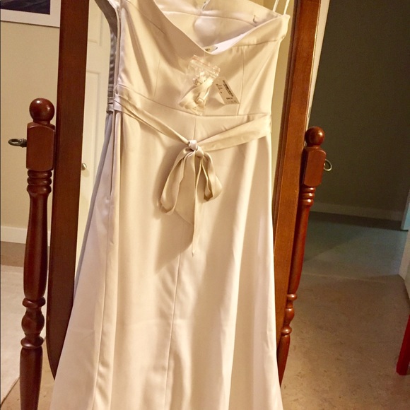 R&W Off white satin dress🌸 - Picture 2 of 3